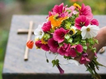 Троїцька поминальна субота: чому у ПЦУ радять не бажати померлим, аби «земля була пухом» Троїцька поминальна субота: чому у ПЦУ радять не бажати померлим, аби «земля була пухом»