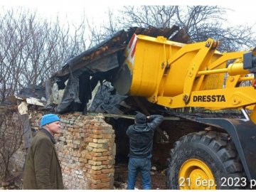 У Луцьку знесли напівзруйновану будівлю напроти міськради. ФОТО У Луцьку знесли напівзруйновану будівлю напроти міськради. ФОТО