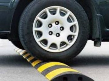 На одній із аварійних доріг Луцька встановлять «лежачого поліцейського» На одній із аварійних доріг Луцька встановлять «лежачого поліцейського»