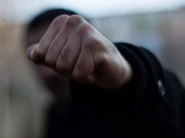 Неповнолітні волиняни побили охоронця магазину та чоловіка, який втрутився у розбірки Неповнолітні волиняни побили охоронця магазину та чоловіка, який втрутився у розбірки