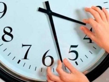 В Україні не скасували переведення годинників на літній час В Україні не скасували переведення годинників на літній час