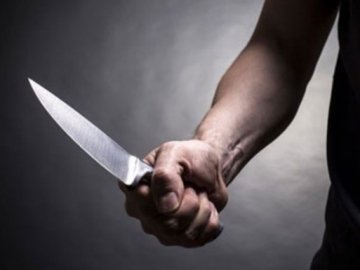 Двоє п'яних волинян погрожували чоловікові сокирою та вдарили ножем