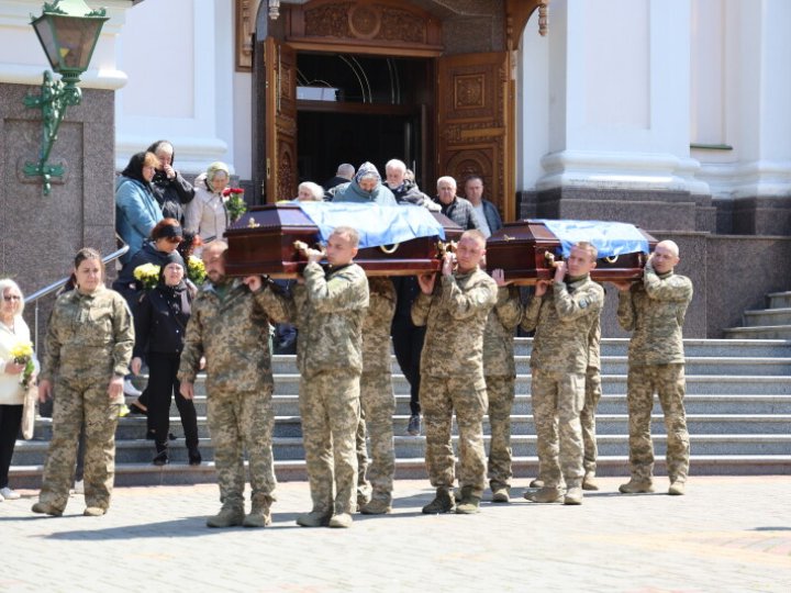 Луцька громада у жалобі: в останню дорогу провели трьох Героїв – Сергія Кравченка, Андрія Крачунова та Олексія Каплуна Луцька громада у жалобі: в останню дорогу провели трьох Героїв – Сергія Кравченка, Андрія Крачунова та Олексія Каплуна